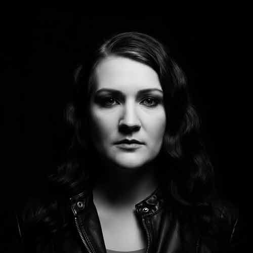 Portrait der Künstlerin INA